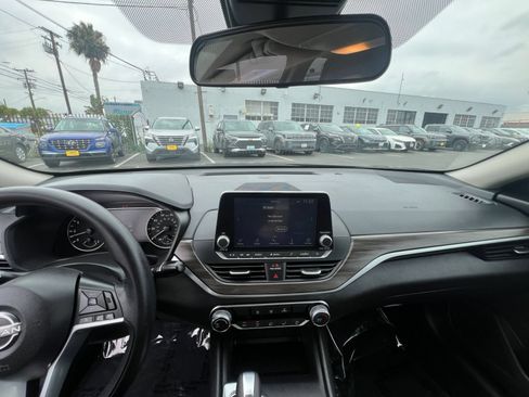 Used 2025 Nissan Altima 2.5 SV FWD image 38