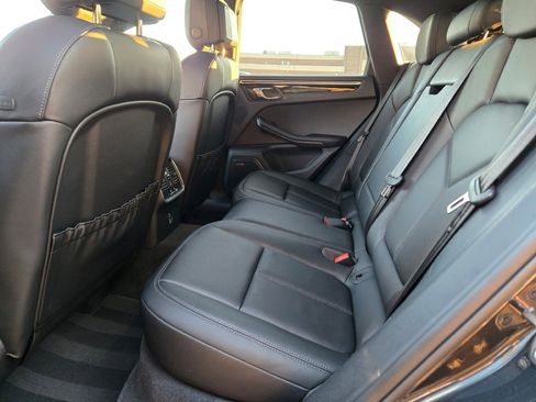 Used 2025 Porsche Macan image 31