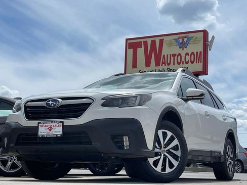 Used 2022 Subaru Outback Premium AWD/4WD image 1