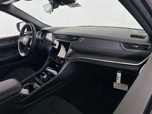 New 2025 Jeep Grand Cherokee L Laredo image 23