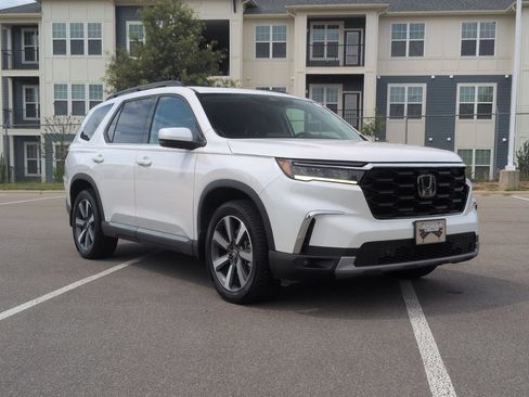 Used 2024 Honda Pilot Touring image 1