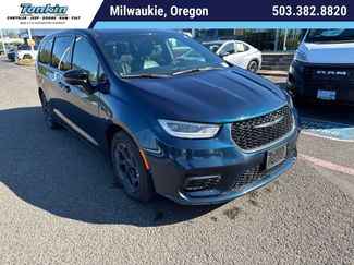 Used 2023 Chrysler Pacifica Limited w/ Uconnect Theater Family Group FWD video 1