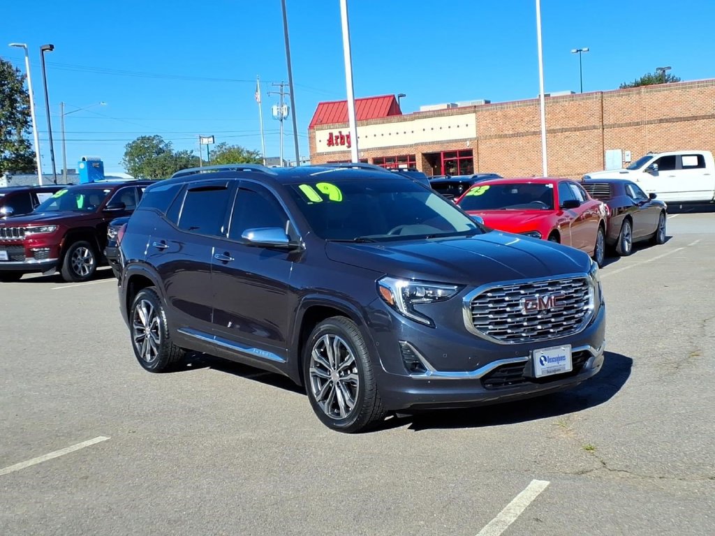 Used 2019 GMC Terrain Denali w/ Advanced Safety Package FWD image 2