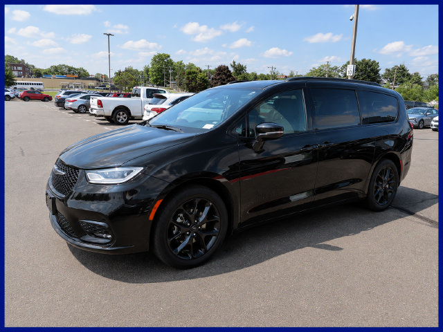 Used 2025 Chrysler Pacifica Limited FWD image 1