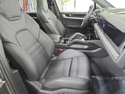 Used 2025 Porsche Cayenne AWD/4WD image 27