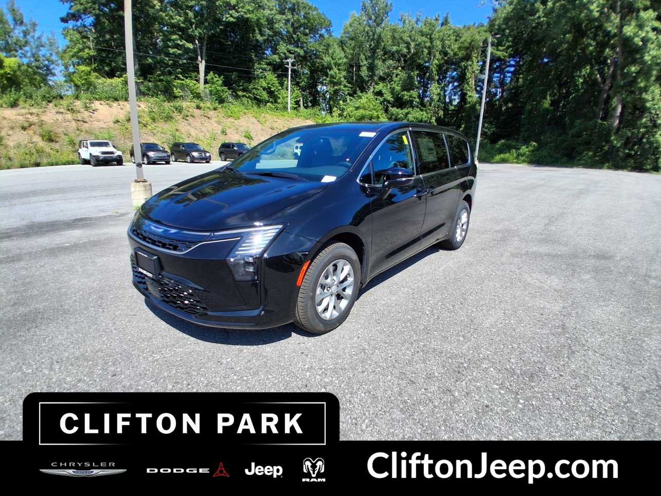 New 2027 Chrysler Pacifica Select AWD/4WD image 1