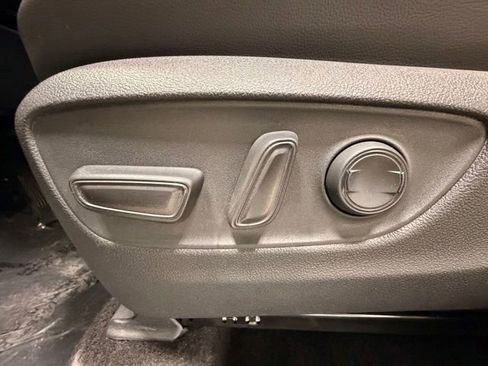 Used 2024 Toyota Highlander XLE AWD/4WD image 23