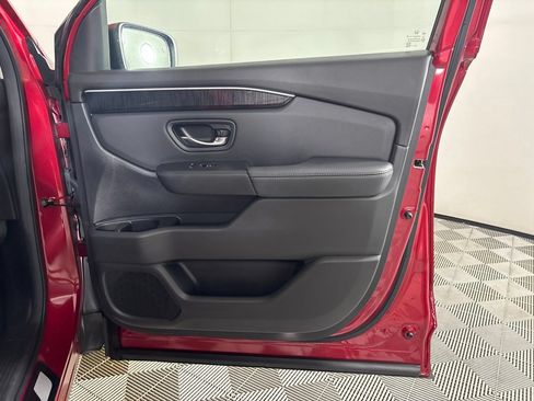 Used 2025 Honda Pilot Elite image 32