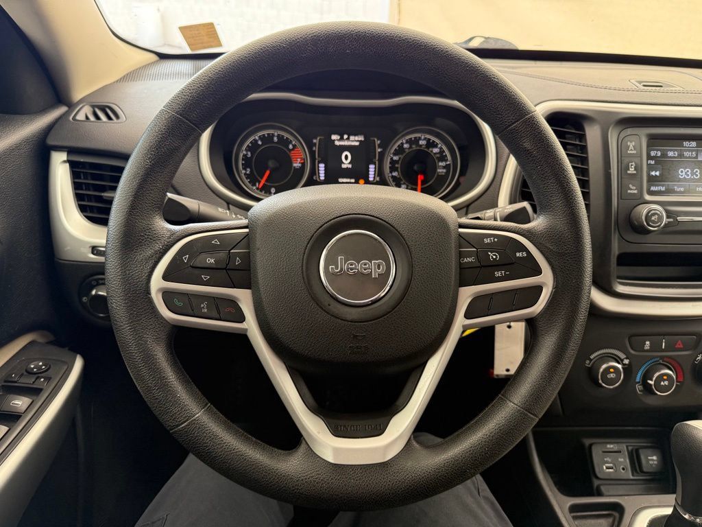 Used 2017 Jeep Cherokee Sport FWD image 16