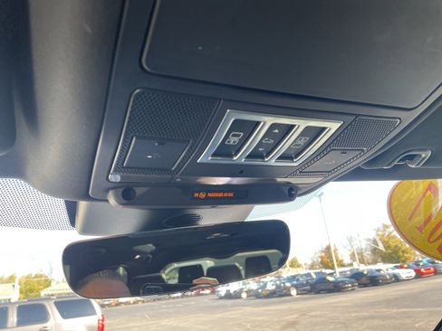 Used 2017 Land Rover Discovery SE image 13