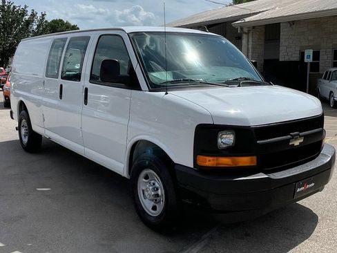 Used 2017 Chevrolet Express 2500 Extended RWD image 2