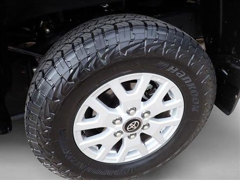 Used 2025 Toyota Tacoma SR5 AWD/4WD image 7