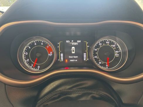 Used 2017 Jeep Cherokee Latitude w/ Comfort/Convenience Group AWD/4WD image 3