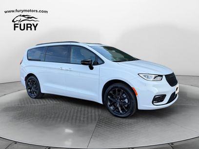 New 2026 Chrysler Pacifica Limited w/ S Appearance Package