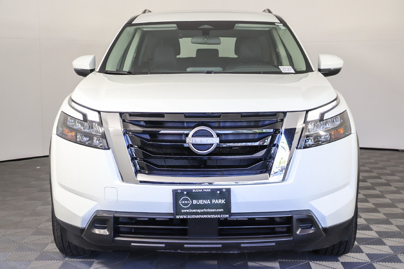 Used 2024 Nissan Pathfinder SV FWD image 2