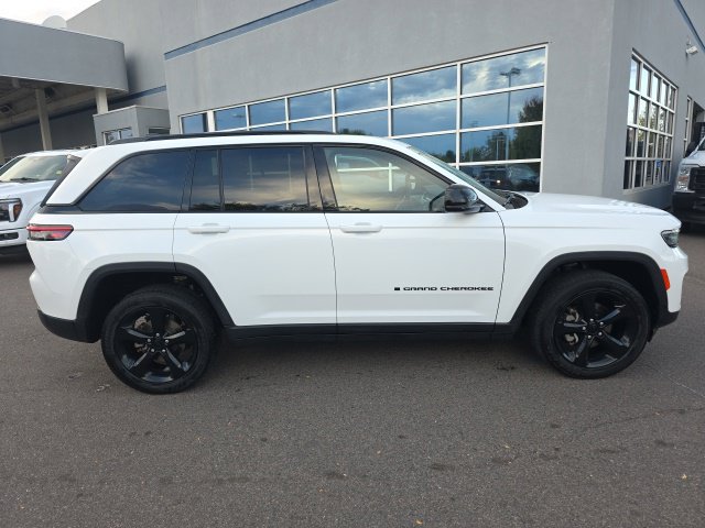 Used 2023 Jeep Grand Cherokee Altitude AWD/4WD image 7