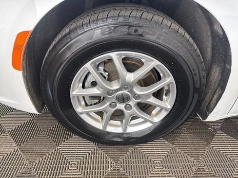 Used 2024 Chrysler Pacifica Touring-L FWD image 34