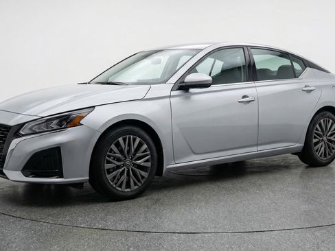 Used 2025 Nissan Altima 2.5 SV FWD image 3