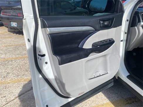 Used 2019 Toyota Highlander Plus image 17