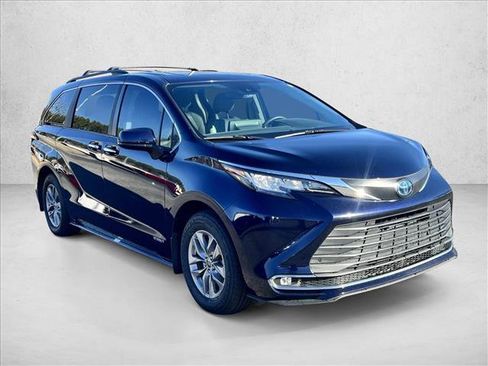 Certified 2021 Toyota Sienna XLE image 3