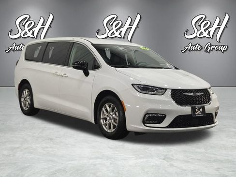 Used 2024 Chrysler Pacifica Touring-L FWD image 2