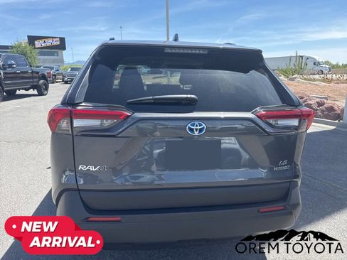 Used 2020 Toyota RAV4 LE w/ Carpet Mat Package AWD/4WD image 5