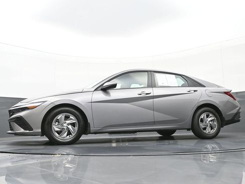 Certified 2025 Hyundai Elantra SE image 45