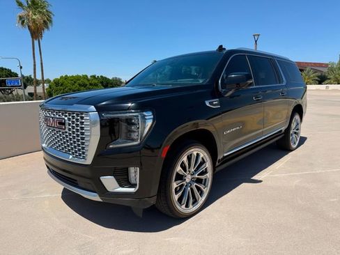 Used 2021 GMC Yukon XL Denali w/ Denali Premium Package AWD/4WD image 3