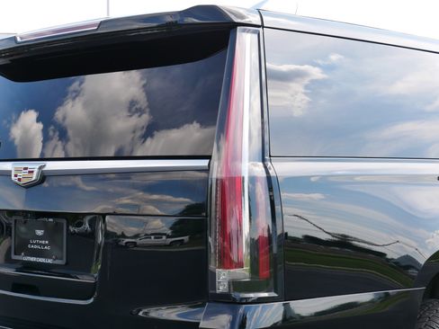 Used 2019 Cadillac Escalade ESV Luxury AWD/4WD image 18