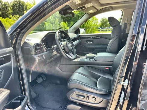 Certified 2025 Honda Pilot Touring image 3