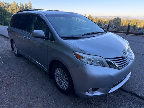 Used 2015 Toyota Sienna XLE Premium image 6
