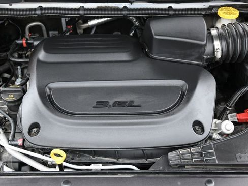 Used 2024 Chrysler Pacifica Touring-L image 39