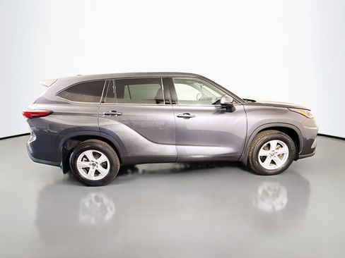 Used 2020 Toyota Highlander LE image 11