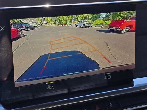 Used 2022 Chevrolet Silverado 1500 LT AWD/4WD image 4