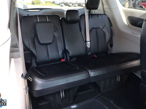 Used 2024 Chrysler Pacifica Touring-L FWD image 27