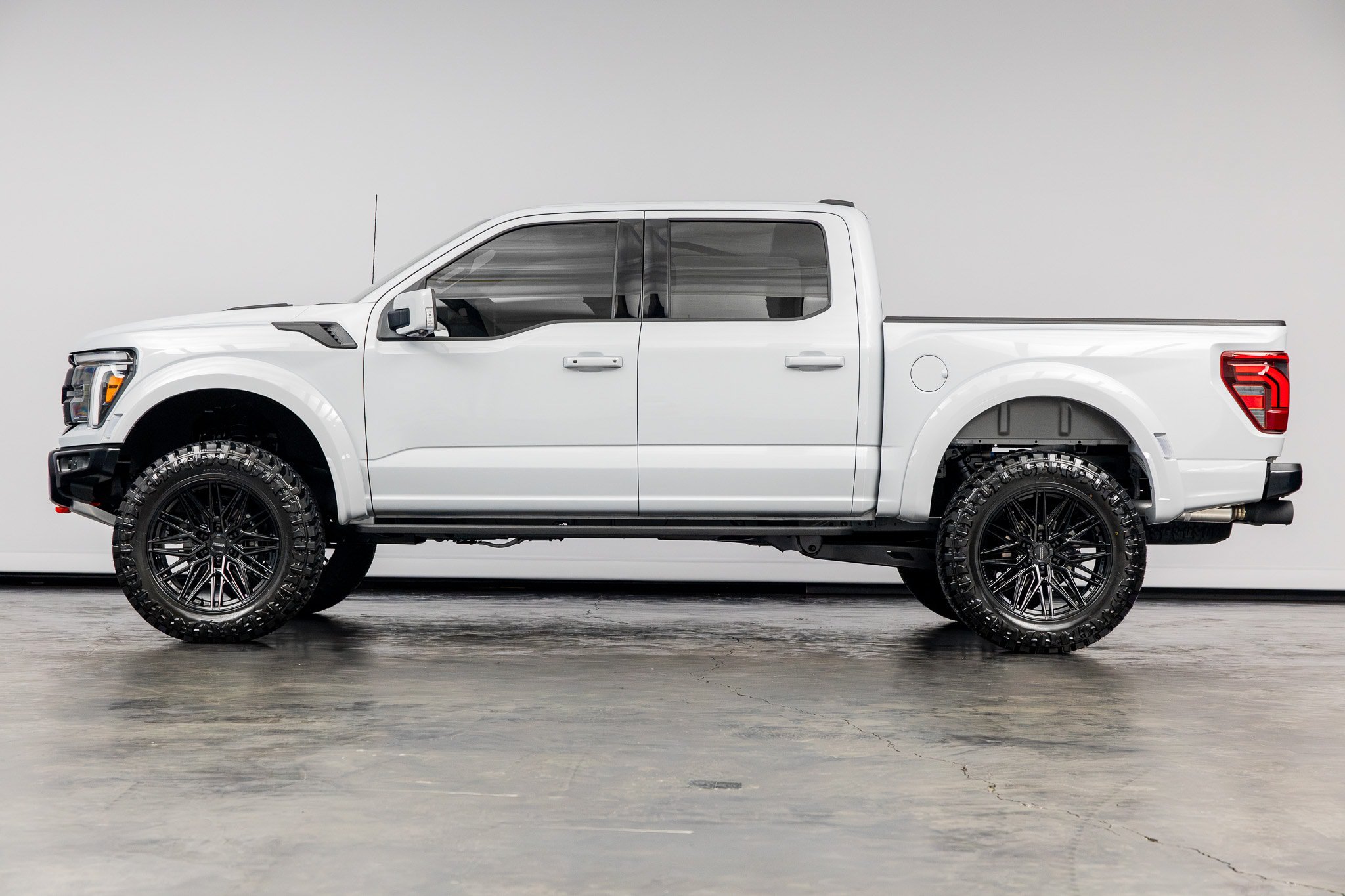 Used 2025 Ford F150 Raptor w/ Equipment Group 803A Raptor R AWD/4WD image 9