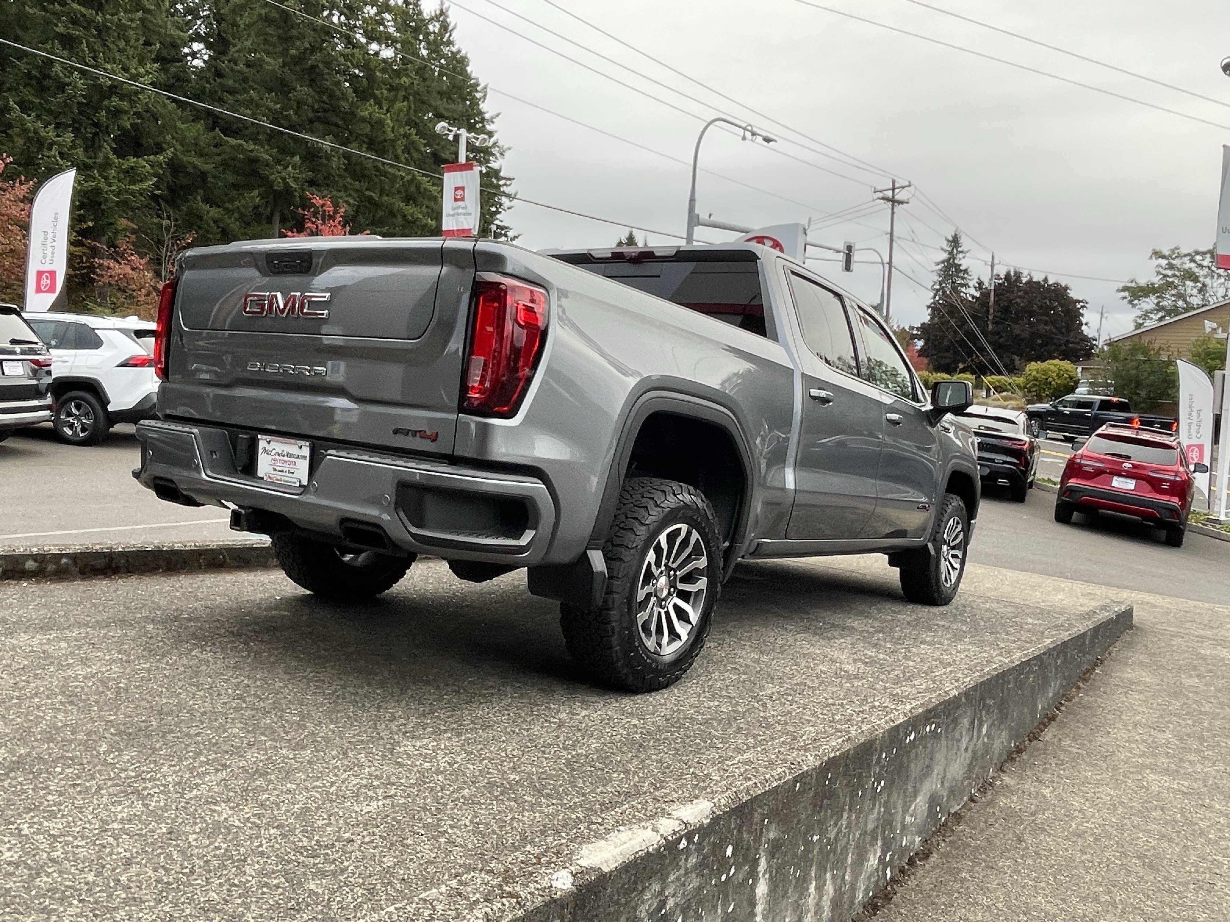 Used 2021 GMC Sierra 1500 AT4 w/ AT4 Value Package AWD/4WD image 8