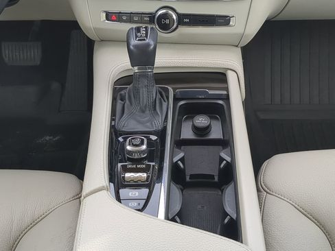 Used 2018 Volvo S90 T5 Momentum w/ Convenience Package image 16