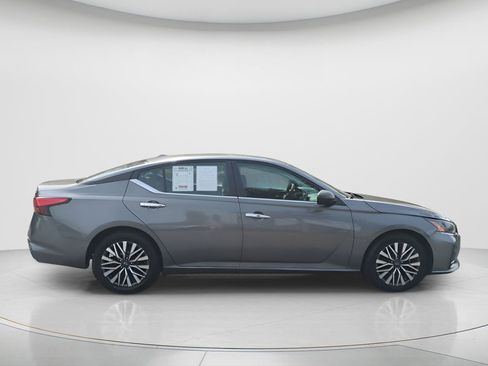 Used 2024 Nissan Altima 2.5 SV image 4
