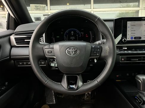 Used 2025 Toyota Camry SE image 32