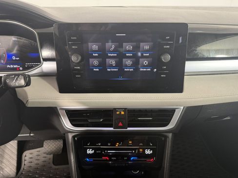 Used 2025 Volkswagen Taos SE AWD/4WD image 19