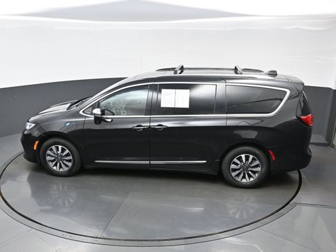Used 2021 Chrysler Pacifica Limited w/ Uconnect Theater Family Group FWD image 36