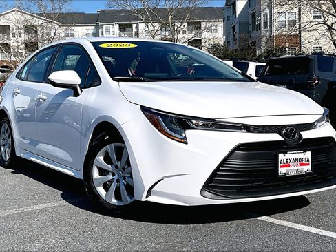 Used 2023 Toyota Corolla LE image 2