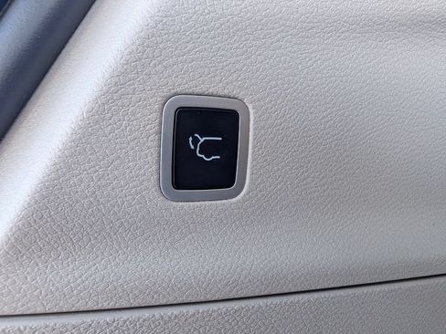 Used 2024 Chrysler Pacifica Limited FWD image 10