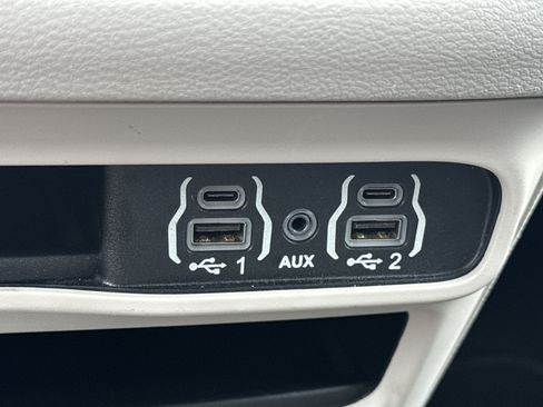 Used 2023 Chrysler Pacifica Touring-L FWD image 23