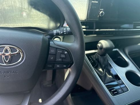 Used 2025 Toyota Sienna LE FWD image 16