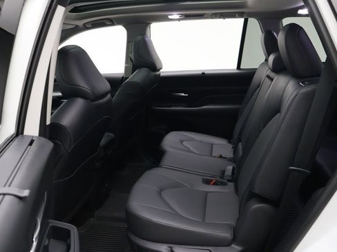 Certified 2025 Toyota Grand Highlander FWD image 19