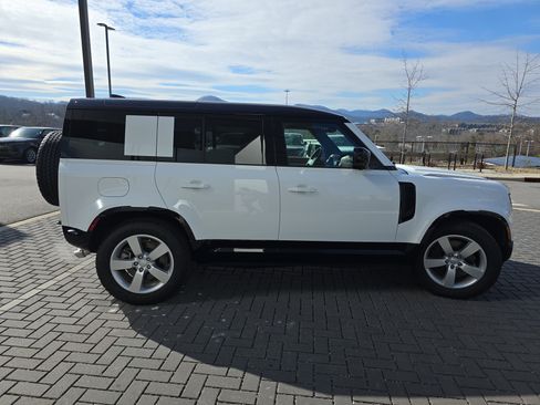 Used 2025 Land Rover Defender 110 X-Dynamic SE image 4