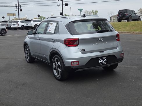 Used 2022 Hyundai Venue SEL w/ Cargo Package image 5