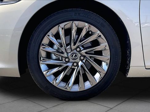 Used 2025 Lexus ES 300h w/ Accessory Package (Z2) FWD image 10